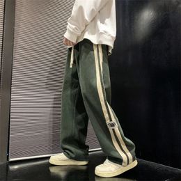 Pora de rayas laterales Mensos de pierna ancha 2024 Pantalones de carga de hip-hop de moda coreana Pantalones de carreras al aire libre.