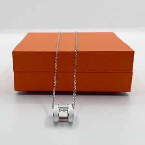 Sier et blanc pour les femmes mode lettre collier émail haut de gamme titane acier pendentif noël saint valentin créateur bijoux cadeau