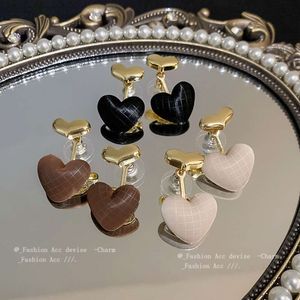 Sier à aiguille en cuir à carreaux Love coréenne Fashion Élégante Design, boucles d'oreilles, boucles d'oreilles simples et polyvalentes pour femmes