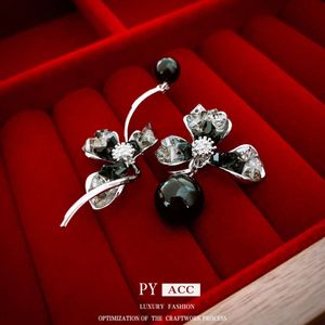 Sier Needle Crystal Flower Asymmetrisch met donkere stijl, Uniek Design Sense Oorbellen, Gepersonaliseerde Lichte Fashion Oorbellen voor dames
