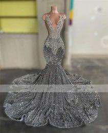 Sier Rhinestones Sheer O Neck Long Prom Dress for Black Girls 2024 kristal verjaardagsfeestjesjurk Toge Avondjurken 0431