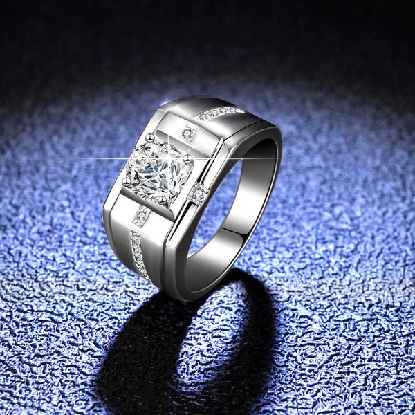 Sier S925 Pure plaque à haute carbone Diamond Mossan Stone Ring Simple and Atmospheric Mens Ring Rague de mariage diffusée en direct