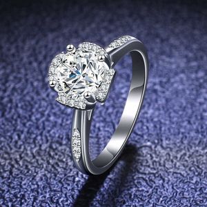 Sier S925 Sterling Ring Ring Mosangshi Ring High End Lady Ring Hollow Four Claw Classic Crown Voorstel