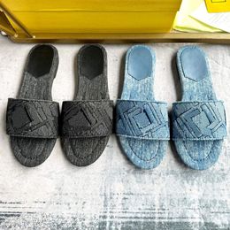 Signature Blue Denim Slides 8R8092 Sandales de créateur Sandale pour femme Sandales plates Sandales de plage de vacances Diapositives à large bande Fabriqué en denim bleu aspect usé avec motif matelassé