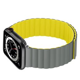 Bande de liaison en silicone pour Apple Watch Band 44 mm 40mm 45 mm / 41 mm 38 mm 42 mm Bracelet boucle magnétique Iwatch Apple Watch 5 4 3 SE 6 7