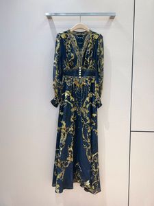 Tendance de la robe en soie 2024 Robe de créatrice du début de l'automne avec un col en V cintré et des manches longues, une jupe longue haut de gamme imprimée en bleu marine en soie en soie mûrie