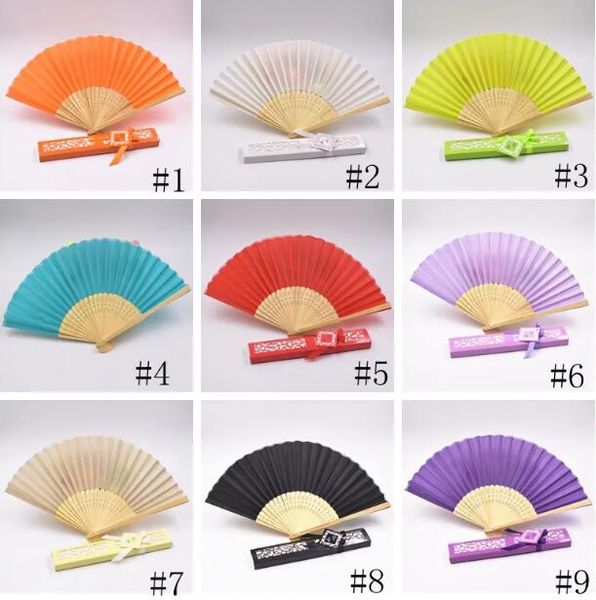 Éventail en soie Mode Soie Pliant Éventails À La Main Danse Fête De Mariage Éventail Pliable Éventails De Couleur Unie Boîte De Papier Cadeau Paquet Nouveauté 12 couleurs 189QH