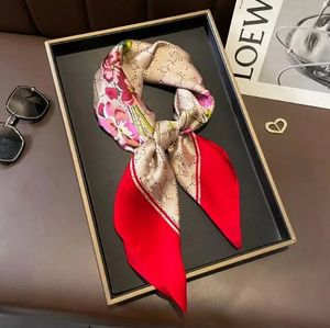 Écharpes de lettre de soie 2024 femmes Real Silk Bandana Floral Floral Headscarf Print Kerchief Beach Comkscaf pour Lady 70x70cm