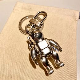 Llavero dorado de astronautas plateados para llave de coche, bolso de mujer, colgante decorativo, regalo para niñas, diseño de marca de lujo, hebilla redonda con letras de metal