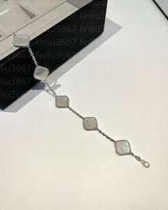 Diseñador de brazalete de plata para mujeres de alta calidad V-Gold cinco Flores Flores Femenina Chalcedillaria de calcedería de oro de oro natural de 18 km de oro