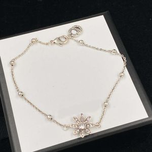 Silberne klassische Doppelbuchstaben-Kristallblumen-Halskette, stilvoller Damenschmuck, hochwertige Designer-Halskette, Hochzeit, Weihnachten