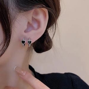 Zilver Kleur Zwart Liefde Hart Twist Hoepel Oorbellen Voor Vrouwen Eenvoudige Coole Accessoires Punk Alle Match