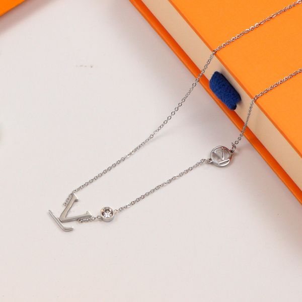 Couleur argent marque de luxe collier diamants simples V lettre pendentif colliers plaqué or simple amour collier femmes dame cadeaux en gros