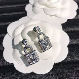 Zilveren kleur luxe merk Stud Oorbellen volledige diamanten slot hanger V brief messing oorbel voor vrouwen Lady groothandel