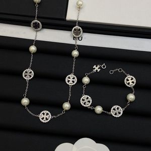 Zilveren kleur vrouwen ontwerper sets kettingen armband holle t letter luxe hangende ketting modearmbanden als originele stijl sets