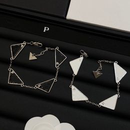 Silver Color Women Diseñador de moda Pulseras Five Triangle Pendants Letter Luxury Letter Pulseras Pareja Joyería de latón