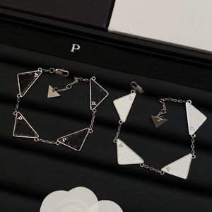 Zilveren kleur vrouwen modeontwerper armbanden vijf driehoek hangers luxe letter armbanden paar koperen sieraden