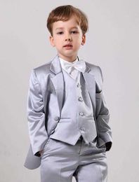 Zilveren Cute Kid's Suits Custome Homme Mode Kinderkleding Set Formele Klassieke Bloemen Jongen Blazer (jas + Broek + Bowtie + Vest) X0909