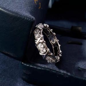 Anillo de diseño de plata Anillos de compromiso para mujeres Joyería de lujo para mujeres Anillo de diamantes cruzados de oro rosa Joyas de moda Tamaño 5-9 Anillo de moissanita superior