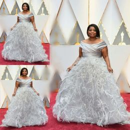 Zilvergrijs buiten schouder avondjurken met veer Sexy off Shoulder Ruches A Line Prom Dresses 2017 Oscars Celebrity Towns