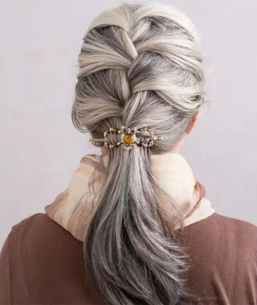 Postiche de queue de cheval de cheveux humains gris argenté, s'enroule autour de tresses françaises de queue de cheval de cheveux gris de sel et de poivre naturels sans colorant