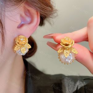 Boucles d'oreilles en perles irrégulières incrustées d'aiguilles d'argent, fleur de diamant, tempérament élégant et élégant, petites boucles d'oreilles, boucles d'oreilles de luxe moyennes françaises légères, femme