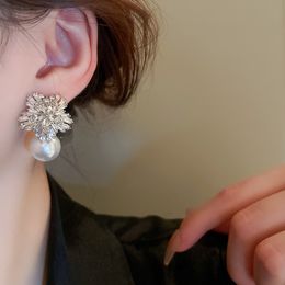 Boucles d'oreilles en perles de fleurs de diamant incrustées argentées