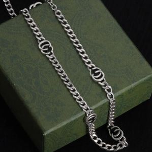 Le nouveau créateur de collier en argent conçu spécifiquement pour le collier à breloques de tempérament masculin féminin peut être envoyé à la famille pour envoyer un cadeau de fiançailles à des amis.
