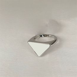 Zilveren gewone vrouwen ringen witte driehoek patroon cluster ringen spiegel gladde elegante dame sieraden