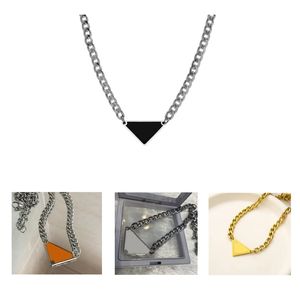 Collier de créateur de couleurs en or plaqué en argent pour femmes en métal classiques lettres classiques bijoux de mode spéciaux cjewelers colliers pour hommes triangle pendant zb025 e23