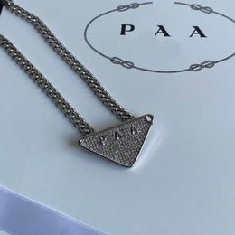 Colliers en cuivre de luxe plaqué argenté Colliers de charme triangle