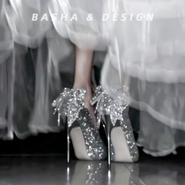 Zapatos de vestir de novia de boda sexy con lentejuelas de cristal con punta en punta plateada Zapatos de tacón alto con nudo de mariposa de cristal de princesa Zapatos de tacón de aguja de lujo para mujer