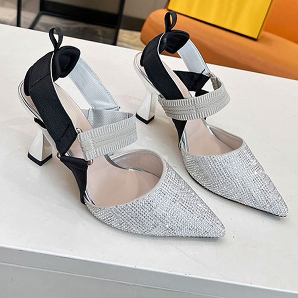 Argent Strass Slingbacks Designer Sandales Femmes Cristal Slingback Métal Talons Hauts Chaussures Robe Mariée Chaussures Top Miroir Qualité Sexy Bouts Pointus Peau De Chèvre 2 Strass