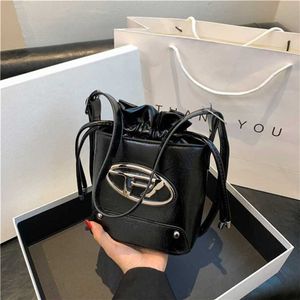 Sac sous les bras argenté hobo femme sensation haut de gamme Internet rouge épicé style fille jingle sac à main épaule polyvalentcode Usine en ligne 70% vente