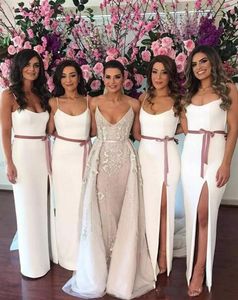 Eenvoudige 2017 Afrikaanse goedkope witte bruidsmeisje jurken spaghetti riemen sjerpen side split satijn plus size lange meid van eer bruiloft gasten jurk