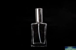 Bouteille de parfum en verre carrée simple de 50 ml Parfum vide Emballage de pulvérisation transparent Atomiseur de bouteilles rechargeables