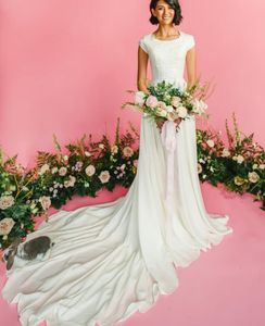 Robes de mariée simples A-ligne modestes avec mancherons Jewel Neck Lace-Up Back Stretch Crêpe avec appliques de dentelle Robe de mariée élégante et modeste
