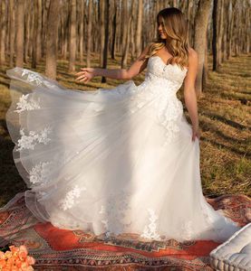 Simple A Line Sweetheart Ivory Tulle Appliqued Lace Bride Dress Sweep Train Elegante Landelijke Trouwjurk 2023 Zomer Boho Rustieke Trouwjurken