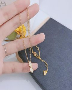 Collier pendentif à fleurs simples et à la mode