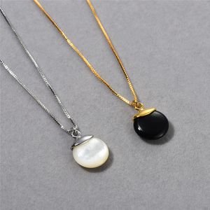 Pendentif simple et de niche en forme de boule ronde en agate noire et coquillage blanc avec chaîne en os de serrure en or véritable plaqué cuivre 18 carats, collier à la mode de style européen et américain