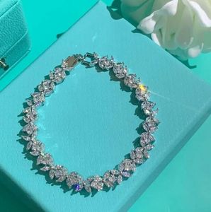 Eenvoudige en veelzijdige prachtige en populaire Diamond armband Designer armbanden voor vrouwen Nieuwe modelicht luxe diamanten sieraden Valentijnsdag geschenken