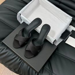 Zapatillas de base simples Sandalias de la cruz del color sólido Tisos del clásico elegante Stiletto Peep-Toe 2024 Nuevas sandalias portátiles