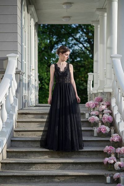 Simple dentelle noire gothique robes de mariée colorées col en V A-ligne sans manches longueur de plancher robes de mariée informelles non blanches non traditionnelles