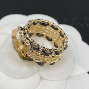 Anillo Simple de piel de oveja negra con diamantes de imitación trenzados en forma de piezas, Material de latón, anillos de alta calidad a la moda europea y americana