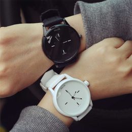 Simple Black White Quartz Watches Women Minimalist Design Silicone Strap Wristwatch Big Dial Moda de mujer Moda creativa 220124