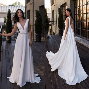 Simple Bohemian Country mariage Robes col V Robes de mariée en satin dos nu 2019 Une ligne de plage Robes de mariée