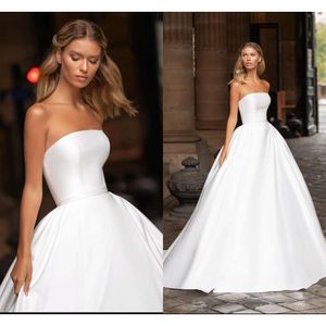 Eenvoudige Boheemse elegante plus size a line trouwjurken vrouwen strapless satijn backless sweep trein bruidsjurk tweede receptie jurk voor bruiloften op maat gemaakt