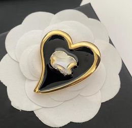 Brooch de créateurs de marque simple broches broches femmes en cristal rinestone perle coeur épingles de mariage juifs accessoires