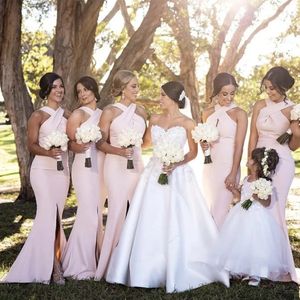 Vestidos de dama de honor simples Elegante sirena rosa bebé Vestido de invitados a la boda con cuello halter Vestidos de dama de honor de satén elástico largo Menos de 100 División frontal 328 328