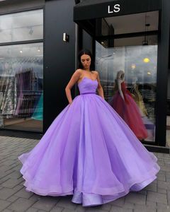 Eenvoudige kleurrijke zoete 16 baljurk Quinceanera jurken 2020 appliques sweep trein plooien tiered tule Saoedi-Arabische prom jurken